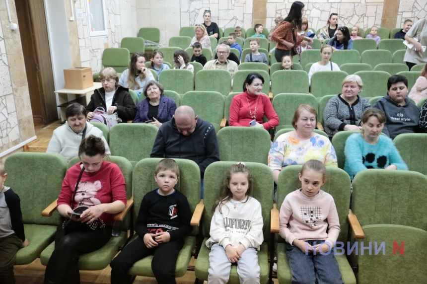 «Самое страшное – играть перед детьми»: в Николаеве показали спектакль для самой искренней аудитории (фоторепортаж