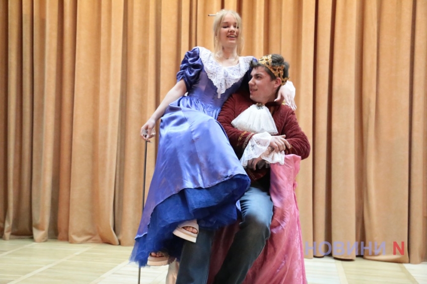 «Найстрашніше – грати перед дітьми»: у Миколаєві показали спектакль для найщирішої аудиторії (фоторепортаж