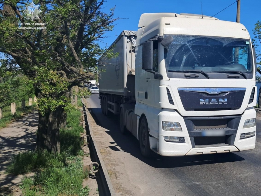 На мосту в Николаеве «застрял» грузовик: движение транспорта затруднено