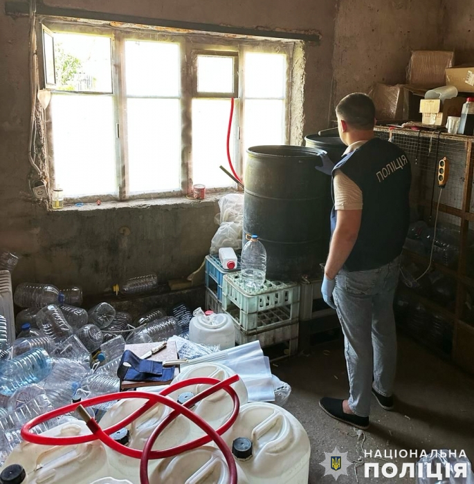 Мешканець Миколаєва виготовляв фальсифіковану горілку та коньяк: хотів продавати, але його затримали