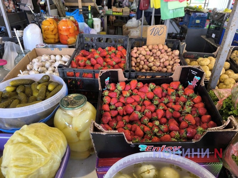 Рынок в Николаеве накануне Пасхи: молодые овощи, местная клубника и рекордно дорогой «шашлык»