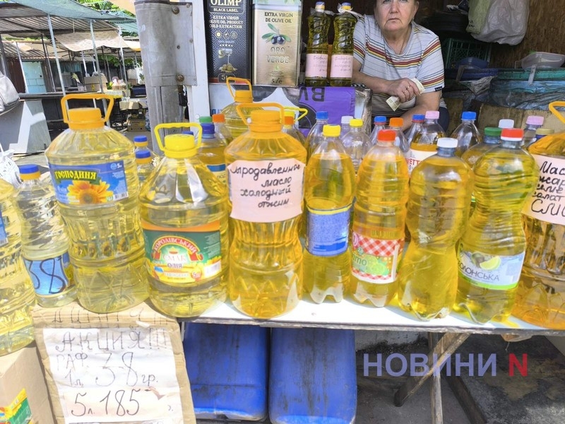 Рынок в Николаеве накануне Пасхи: молодые овощи, местная клубника и рекордно дорогой «шашлык»