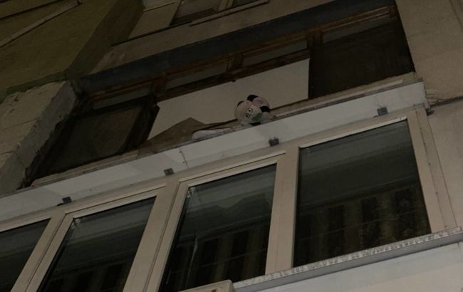 В Киеве пьяные родители не уследили за двухлетней дочерью: она выпала из окна