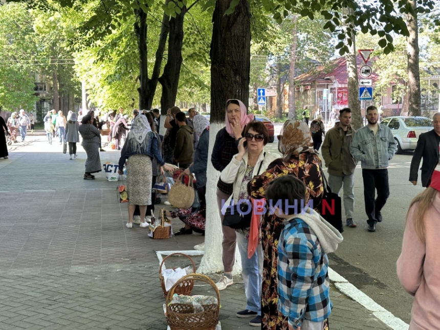 Великдень у Миколаєві: містяни масово йдуть до церкви (фото, відео)