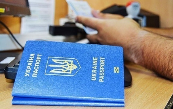 Українцям відновили видачу документів за кордоном