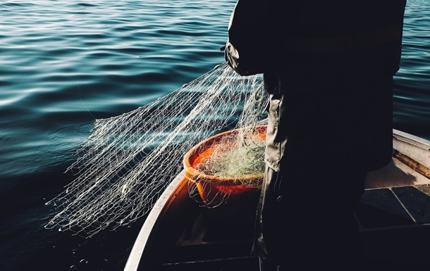В Полтавской области рыбак бросался рыбой в полицейских
