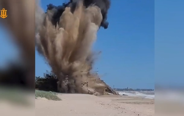 На Одещині підірвали міну, прибиту морем до берега (відео)