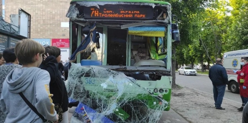 В Черкассах троллейбус столкнулся с пожарным автомобилем, 14 пострадавших (видео)