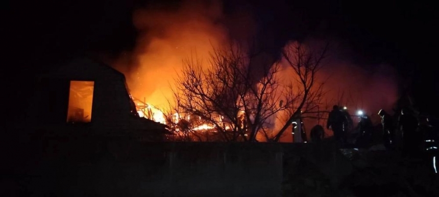 Ворог атакував Миколаївську область: «шахед» влучив у колишній будинок культури, почалася пожежа