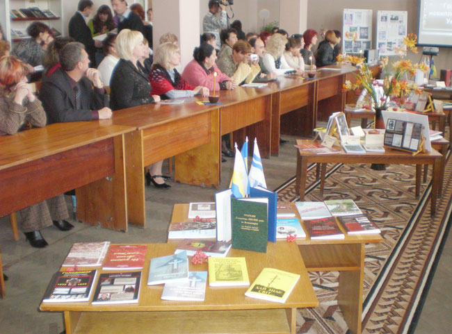 Более сорока книг о голоде 1930-х годов пополнили полки Областной библиотеки имени Гмырева в Николаеве