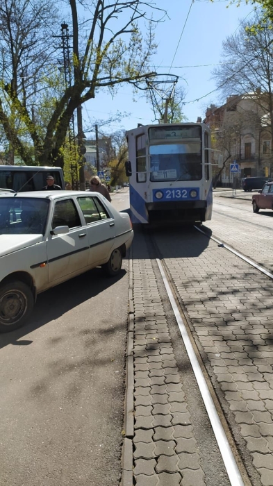 В Николаеве припаркованные авто остановили движение трамваев на 190 минут в апреле В Николаеве припаркованные авто остановили движение трамваев на 190 минут в апреле