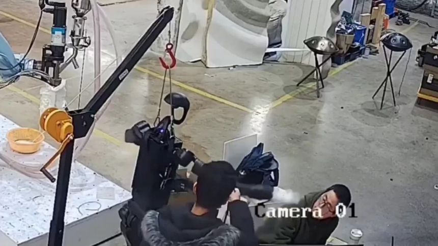 Робот напал на человека в Китае (видео) Робот напал на человека в Китае (видео)