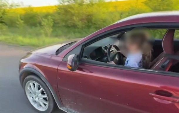 Во Львовской области отец посадил за руль малолетнюю дочь (видео) Во Львовской области отец посадил за руль малолетнюю дочь (видео)