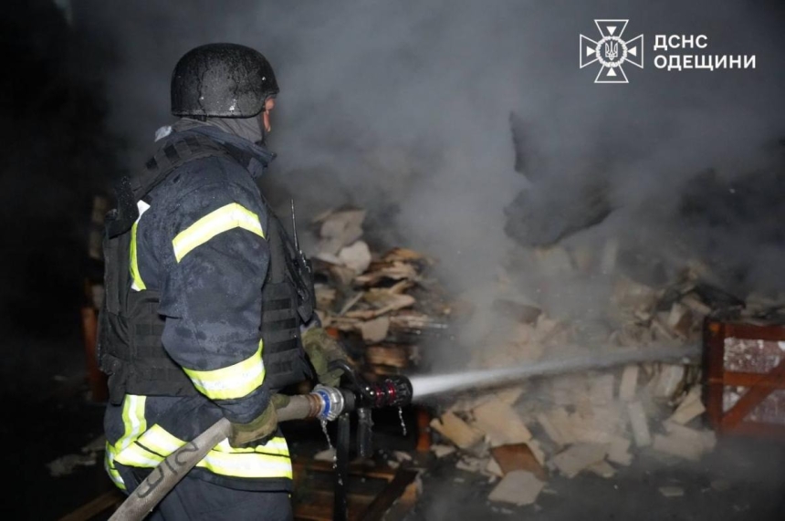 Чоловіка вдарило струмом посеред вулиці: що відомо про наліт «шахедів» на Одеську область Чоловіка вдарило струмом посеред вулиці: що відомо про наліт «шахедів» на Одеську область