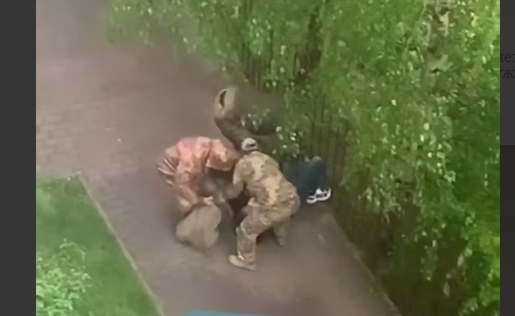Во Львове мобилизовали мужчину, который застрял ногой в заборе (видео) Во Львове мобилизовали мужчину, который застрял ногой в заборе (видео)