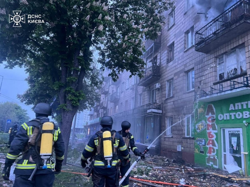 Есть жертвы и пострадавшие: в ГСЧС показали последствия ударов баллистикой по Киеву (фото) Есть жертвы и пострадавшие: в ГСЧС показали последствия ударов баллистикой по Киеву (фото)