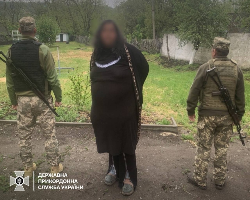 Чоловік у жіночому вбранні намагався перетнути кордон з Молдовою Чоловік у жіночому вбранні намагався перетнути кордон з Молдовою