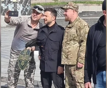 Зеленський вийшов до центру Києва фотографуватися з людьми (відео) Зеленський вийшов до центру Києва фотографуватися з людьми (відео)