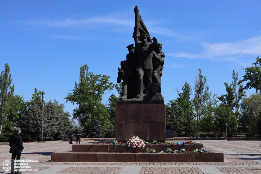 В Николаеве почтили 80-ю годовщину Победы над нацизмом (фото) В Николаеве почтили 80-ю годовщину Победы над нацизмом (фото)