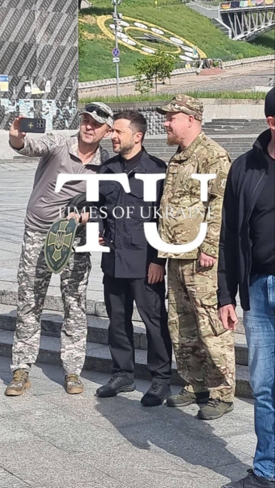 Фотосессия Зеленского с народом: разрешили подойти не всем (видео) Фотосессия Зеленского с народом: разрешили подойти не всем (видео)