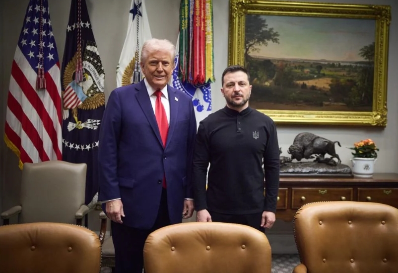 Зеленский проводит телефонный разговор с Трампом Зеленский проводит телефонный разговор с Трампом