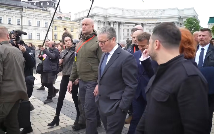 Зеленский, Макрон и Стармер прогулялись по Киеву (видео) Зеленский, Макрон и Стармер прогулялись по Киеву (видео)