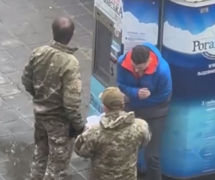 В Харькове мужчина в военной форме дважды ударил парня в живот (видео) В Харькове мужчина в военной форме дважды ударил парня в живот (видео)