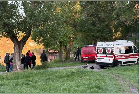 Підлітки знімали на відео, як у кар'єрі потонув чоловік, але нічим не допомогли: їх шукає прокуратура Підлітки знімали на відео, як у кар'єрі потонув чоловік, але нічим не допомогли: їх шукає прокуратура