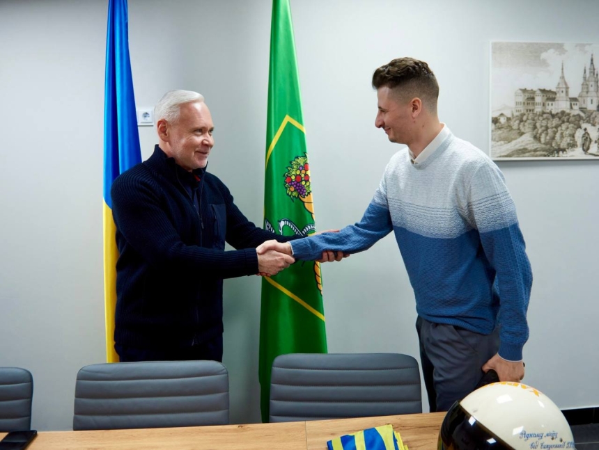 Побитий виявився вчителем: мер Харкова закликав покарати співробітника ТЦК, який ударив чоловіка у живіт Побитий виявився вчителем: мер Харкова закликав покарати співробітника ТЦК, який ударив чоловіка у живіт