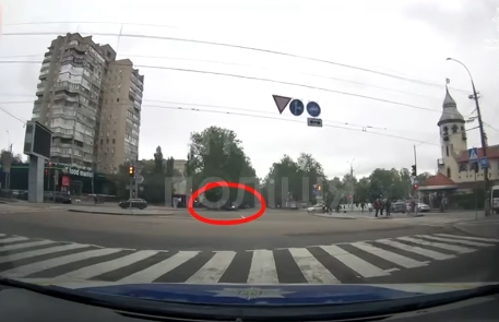 В Николаеве автомобиль Renault ехал по пешеходной ул. Соборной: водителя наказали (видео) В Николаеве автомобиль Renault ехал по пешеходной ул. Соборной: водителя наказали (видео)