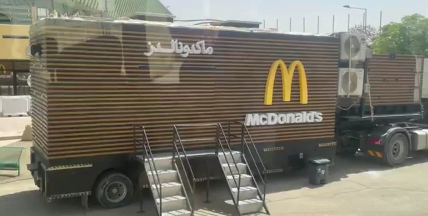 У Королевского дворца в Эр-Рияде установили мобильный McDonalds для Трампа, — СМИ (видео) У Королевского дворца в Эр-Рияде установили мобильный McDonalds для Трампа, — СМИ (видео)
