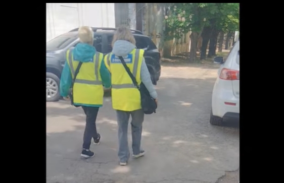 У центрі Миколаєва автомобілі стоять на газоні та тротуарі: інспектори з паркування проходять повз (відео) У центрі Миколаєва автомобілі стоять на газоні та тротуарі: інспектори з паркування проходять повз (відео)