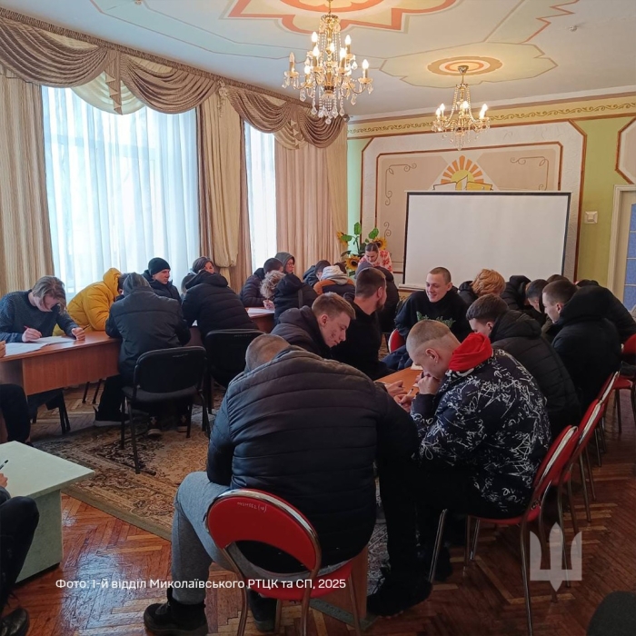 На Миколаївщині співробітники ТЦК розповіли школярам про переваги військової освіти На Миколаївщині співробітники ТЦК розповіли школярам про переваги військової освіти