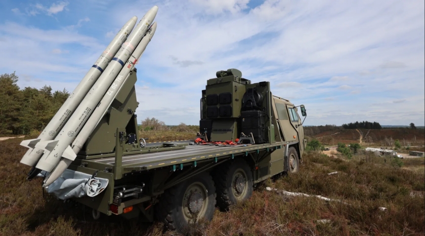 На передовой появились новые муляжи вооружений На передовой появились новые муляжи вооружений