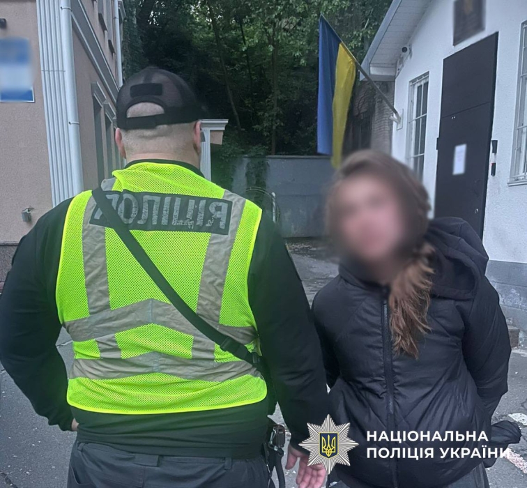 В Киеве женщина повредила фото погибших защитников на Аллее Героев В Киеве женщина повредила фото погибших защитников на Аллее Героев