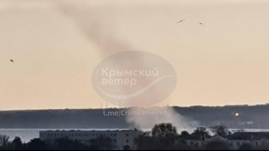 В Крыму прогремели громкие взрывы: под атакой аэродромы, пылает склад боеприпасов В Крыму прогремели громкие взрывы: под атакой аэродромы, пылает склад боеприпасов