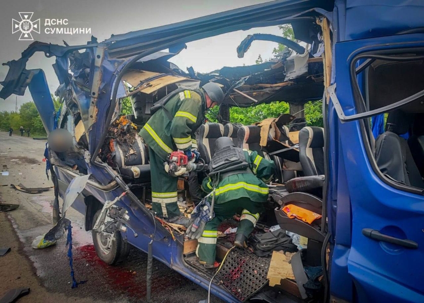 Автобус, по якому ударив дрон ворога, виявився евакуаційним - загинули літні жінки Автобус, по якому ударив дрон ворога, виявився евакуаційним - загинули літні жінки
