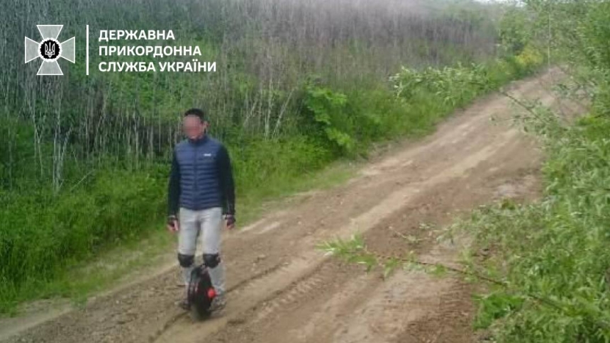 Українця на моноколісі зупинили біля кордону (фото) Українця на моноколісі зупинили біля кордону (фото)