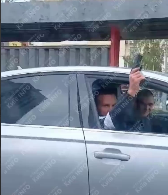 Киевлянин устроил стрельбу катаясь на автомобиле Audi (видео) Киевлянин устроил стрельбу катаясь на автомобиле Audi (видео)