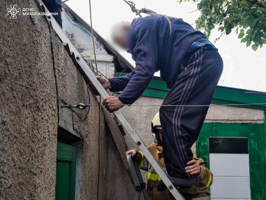 Спасатели сняли с крыши пенсионера в Вознесенске Спасатели сняли с крыши пенсионера в Вознесенске