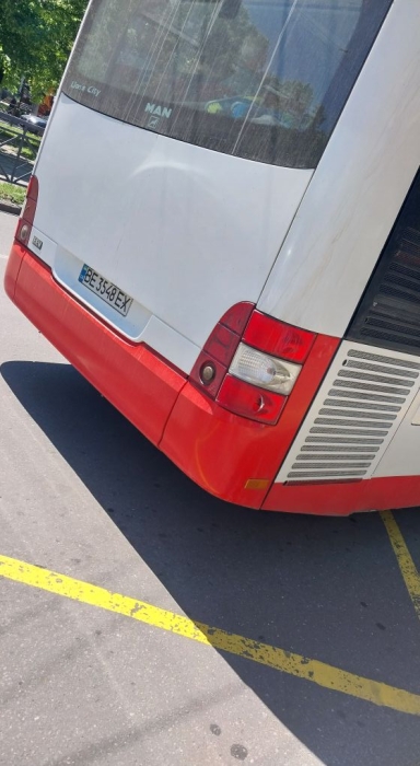 Водитель автобуса закрыл дверь перед пассажиркой на костылях в Николаеве: она упала и травмировалась Водитель автобуса закрыл дверь перед пассажиркой на костылях в Николаеве: она упала и травмировалась