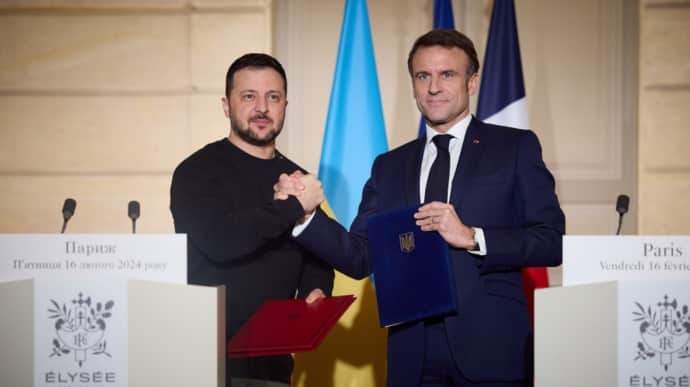 Зеленський та Макрон обговорили внутрішнє виробництво зброї в Україні Зеленський та Макрон обговорили внутрішнє виробництво зброї в Україні
