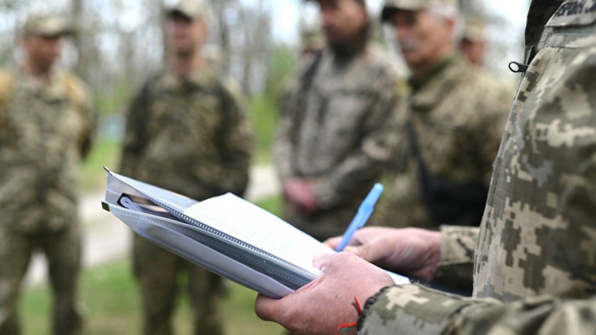 В Одессе полиция доставила водителя в военкомат: мужчина пытался убежать (видео) В Одессе полиция доставила водителя в военкомат: мужчина пытался убежать (видео)