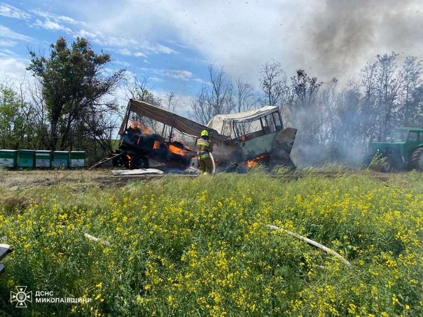 Загорелись ульи с пчелами в Николаевской области (фото) Загорелись ульи с пчелами в Николаевской области (фото)