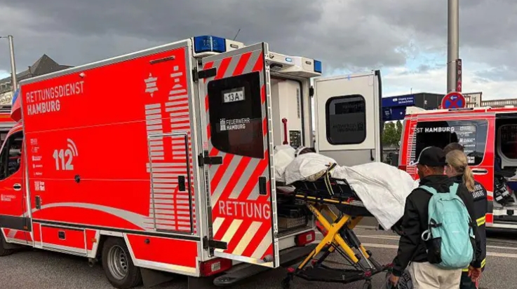 Жінка напала з ножем на вокзалі: 12 постраждалих Жінка напала з ножем на вокзалі: 12 постраждалих