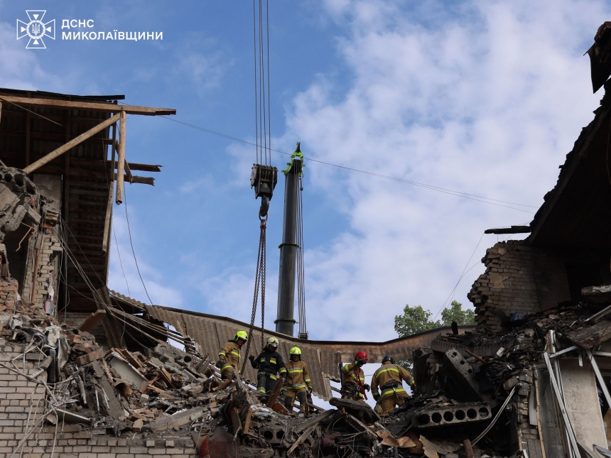 Рятувальники шукають жінку під завалами будинку в Миколаєві, - Кім Рятувальники шукають жінку під завалами будинку в Миколаєві, - Кім