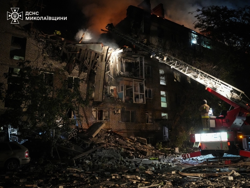 Появилось видео первых минут после атаки «шахедов» по Николаеву (видео) Появилось видео первых минут после атаки «шахедов» по Николаеву (видео)