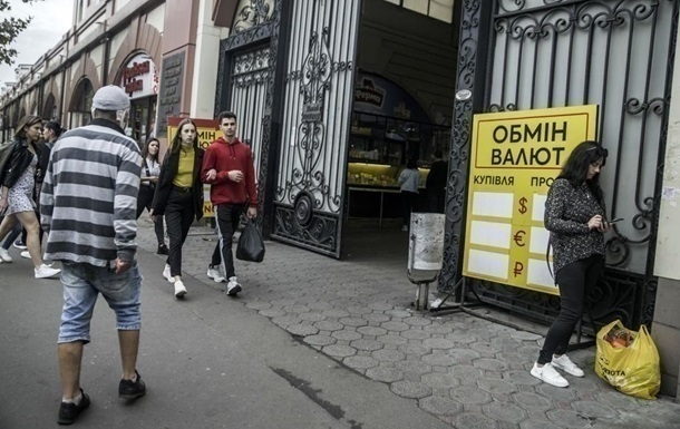 В Україні знову зросли офіційні курси долара та євро В Україні знову зросли офіційні курси долара та євро