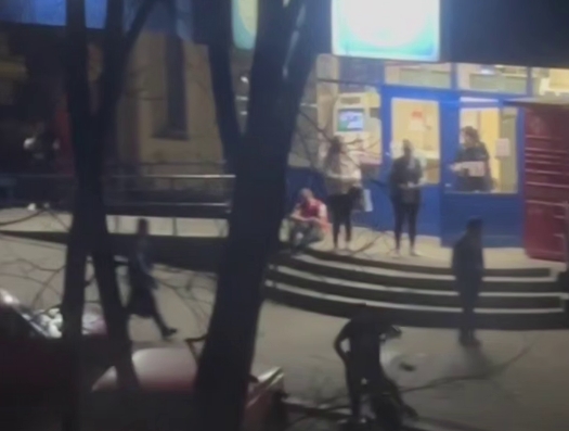 Возле «АТБ» в Николаеве произошла драка: трое напали на одного (видео) Возле «АТБ» в Николаеве произошла драка: трое напали на одного (видео)