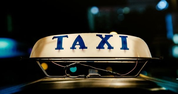 Таксист висадив пасажирів з авто через манікюр у хлопця Таксист висадив пасажирів з авто через манікюр у хлопця
